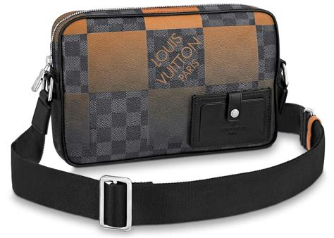 Products by Louis Vuitton: Alpha Messenger.